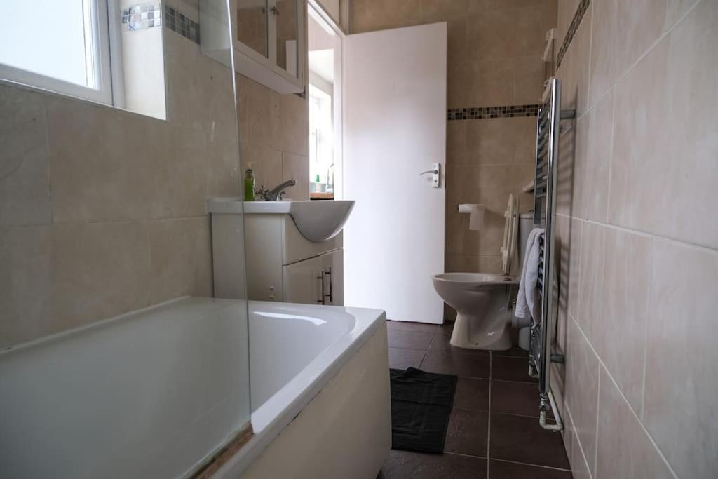 לונדון 4 Bedroom House In Turnpike Lane/Wood Green מראה חיצוני תמונה