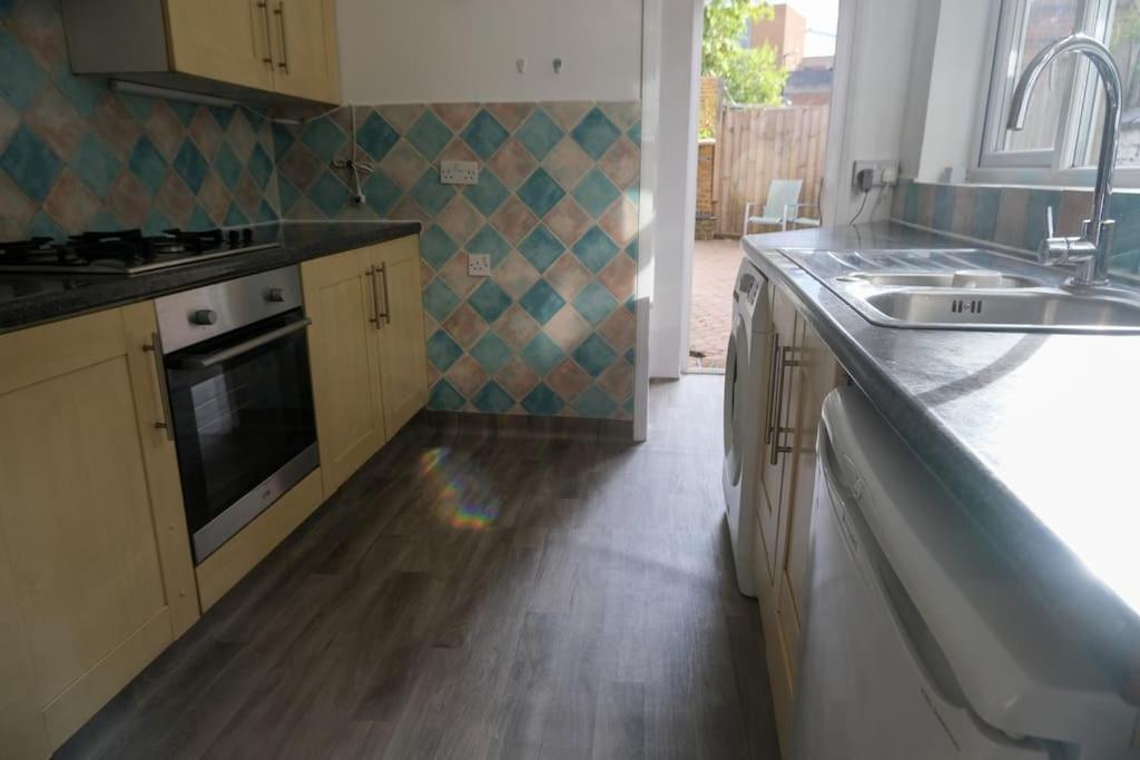 לונדון 4 Bedroom House In Turnpike Lane/Wood Green מראה חיצוני תמונה