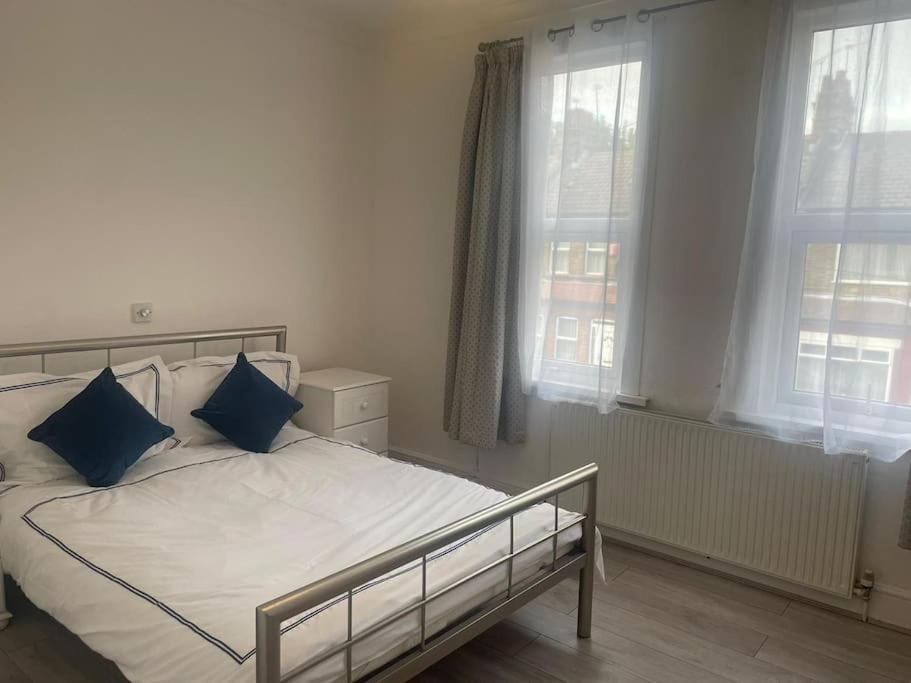 לונדון 4 Bedroom House In Turnpike Lane/Wood Green מראה חיצוני תמונה